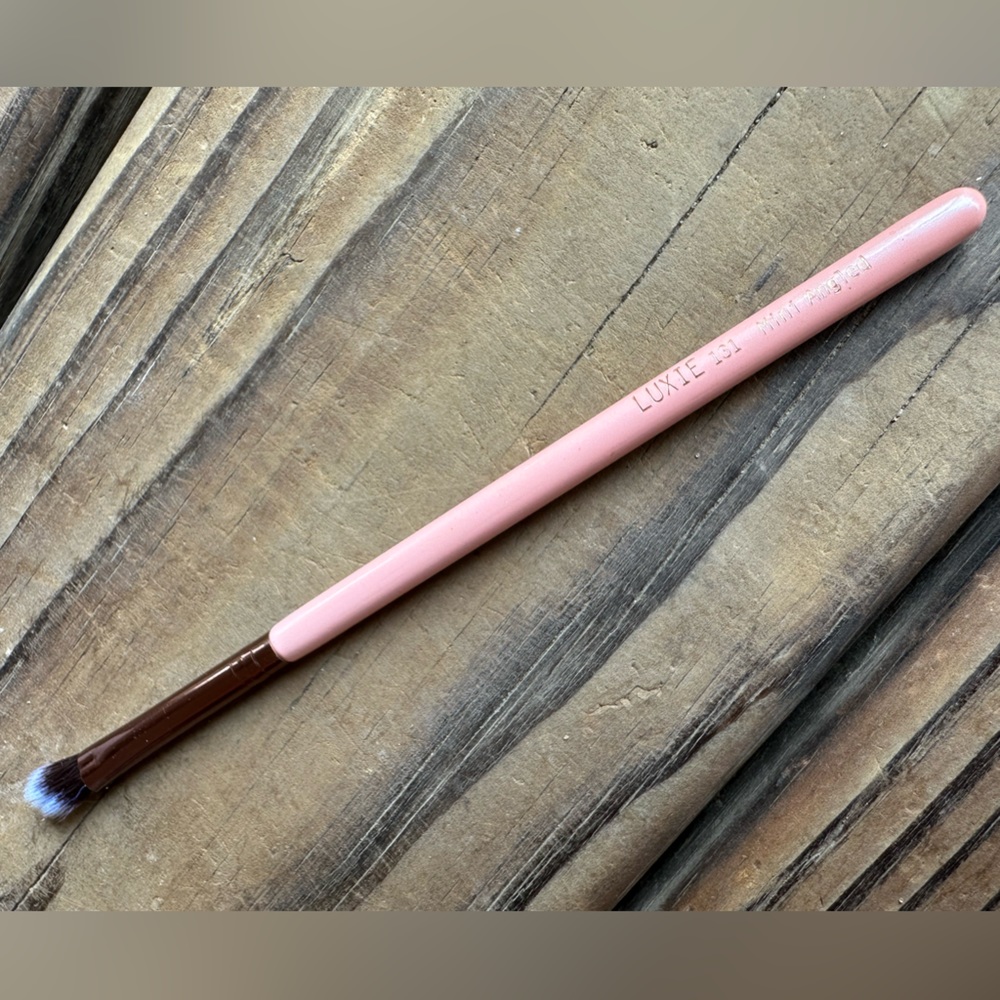 Luxie beauty 131 mini angled brush